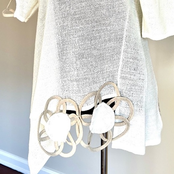 NWT Italian Asymmetric Blouse Top with Handmade Floral Applique L Cream - Picture 3 of 16